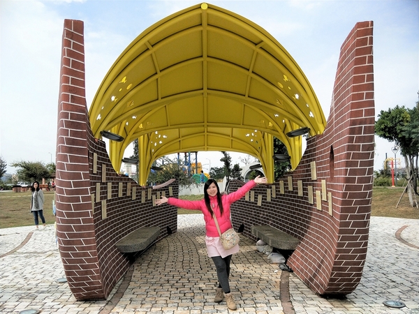 頂魚寮公園:【台中梧棲景點】頂魚寮公園-藍色鯨魚溜滑梯,好拍的3D彩繪海底世界,台中親子快樂園地