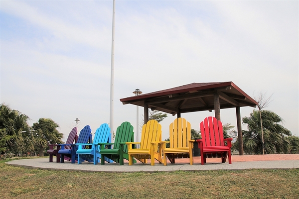 頂魚寮公園:【台中梧棲景點】頂魚寮公園-藍色鯨魚溜滑梯,好拍的3D彩繪海底世界,台中親子快樂園地