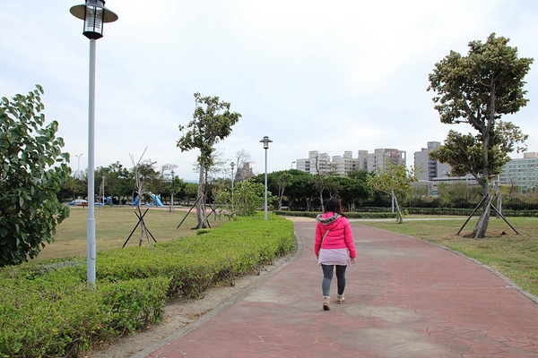 頂魚寮公園:【台中梧棲景點】頂魚寮公園-藍色鯨魚溜滑梯,好拍的3D彩繪海底世界,台中親子快樂園地