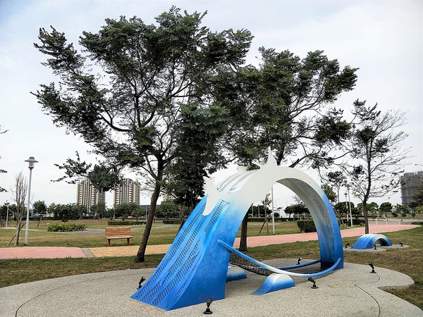 頂魚寮公園:【台中梧棲景點】頂魚寮公園-藍色鯨魚溜滑梯,好拍的3D彩繪海底世界,台中親子快樂園地