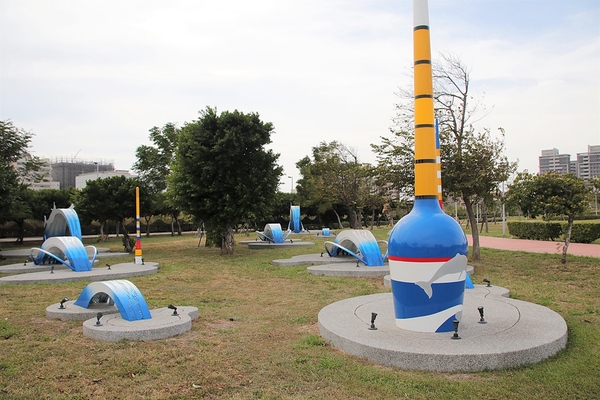 頂魚寮公園:【台中梧棲景點】頂魚寮公園-藍色鯨魚溜滑梯,好拍的3D彩繪海底世界,台中親子快樂園地