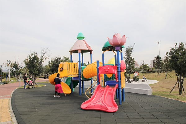 頂魚寮公園:【台中梧棲景點】頂魚寮公園-藍色鯨魚溜滑梯,好拍的3D彩繪海底世界,台中親子快樂園地