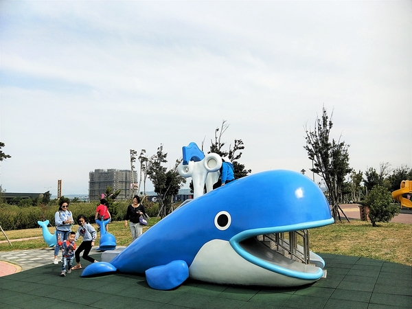 頂魚寮公園:【台中梧棲景點】頂魚寮公園-藍色鯨魚溜滑梯,好拍的3D彩繪海底世界,台中親子快樂園地