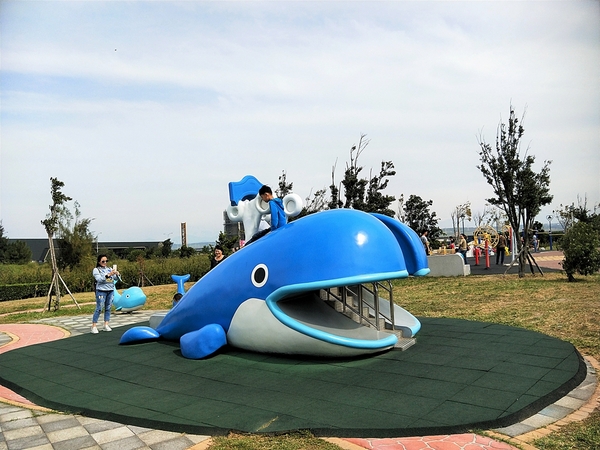 頂魚寮公園:【台中梧棲景點】頂魚寮公園-藍色鯨魚溜滑梯,好拍的3D彩繪海底世界,台中親子快樂園地