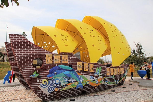 頂魚寮公園:【台中梧棲景點】頂魚寮公園-藍色鯨魚溜滑梯,好拍的3D彩繪海底世界,台中親子快樂園地