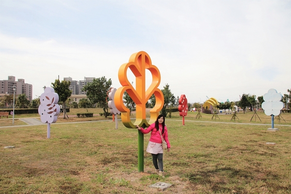 頂魚寮公園:【台中梧棲景點】頂魚寮公園-藍色鯨魚溜滑梯,好拍的3D彩繪海底世界,台中親子快樂園地