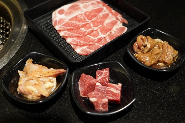 【桃園/中壢 美食】「狩也無煙燒肉」：中壢燒肉吃到飽/超值天使紅蝦吃到飽/霜降牛厚切/豐盛肉品跟海鮮/無肉不歡/肉肉控的狂歡時刻