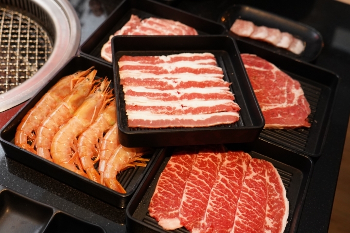 【桃園/中壢 美食】「狩也無煙燒肉」：中壢燒肉吃到飽/超值天使紅蝦吃到飽/霜降牛厚切/豐盛肉品跟海鮮/無肉不歡/肉肉控的狂歡時刻