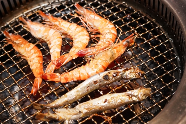 【桃園/中壢 美食】「狩也無煙燒肉」：中壢燒肉吃到飽/超值天使紅蝦吃到飽/霜降牛厚切/豐盛肉品跟海鮮/無肉不歡/肉肉控的狂歡時刻