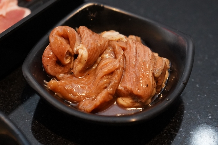 【桃園/中壢 美食】「狩也無煙燒肉」：中壢燒肉吃到飽/超值天使紅蝦吃到飽/霜降牛厚切/豐盛肉品跟海鮮/無肉不歡/肉肉控的狂歡時刻