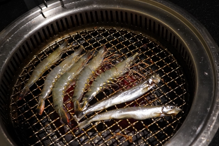 【桃園/中壢 美食】「狩也無煙燒肉」：中壢燒肉吃到飽/超值天使紅蝦吃到飽/霜降牛厚切/豐盛肉品跟海鮮/無肉不歡/肉肉控的狂歡時刻