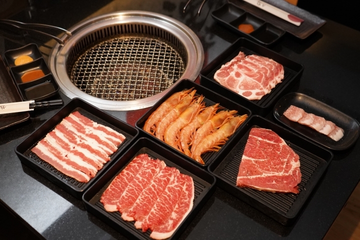 【桃園/中壢 美食】「狩也無煙燒肉」：中壢燒肉吃到飽/超值天使紅蝦吃到飽/霜降牛厚切/豐盛肉品跟海鮮/無肉不歡/肉肉控的狂歡時刻