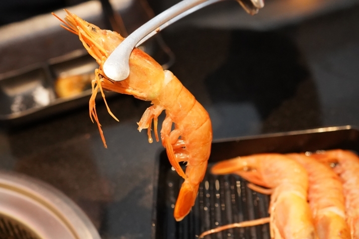 【桃園/中壢 美食】「狩也無煙燒肉」：中壢燒肉吃到飽/超值天使紅蝦吃到飽/霜降牛厚切/豐盛肉品跟海鮮/無肉不歡/肉肉控的狂歡時刻