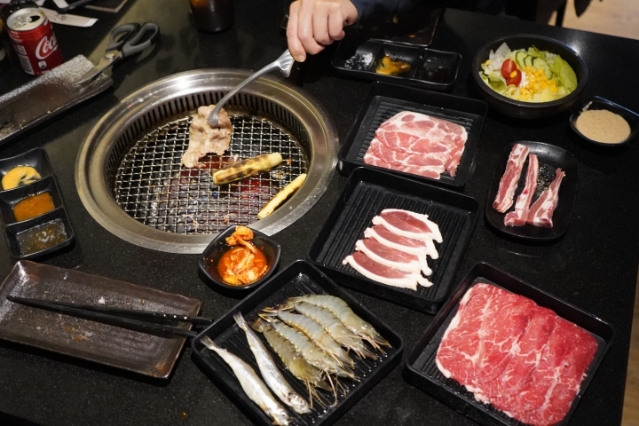 【桃園/中壢 美食】「狩也無煙燒肉」：中壢燒肉吃到飽/超值天使紅蝦吃到飽/霜降牛厚切/豐盛肉品跟海鮮/無肉不歡/肉肉控的狂歡時刻