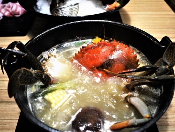 鮮入圍煮-精緻鍋物：【板橋/火鍋】 鮮入圍煮-精緻鍋物，活波士頓龍蝦鍋，活沙公鍋～滿滿的頂級海鮮～文末有完整菜單
