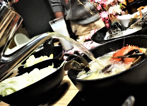 鮮入圍煮-精緻鍋物：【板橋/火鍋】 鮮入圍煮-精緻鍋物，活波士頓龍蝦鍋，活沙公鍋～滿滿的頂級海鮮～文末有完整菜單