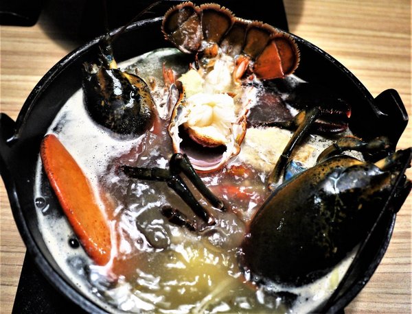鮮入圍煮-精緻鍋物：【板橋/火鍋】 鮮入圍煮-精緻鍋物，活波士頓龍蝦鍋，活沙公鍋～滿滿的頂級海鮮～文末有完整菜單