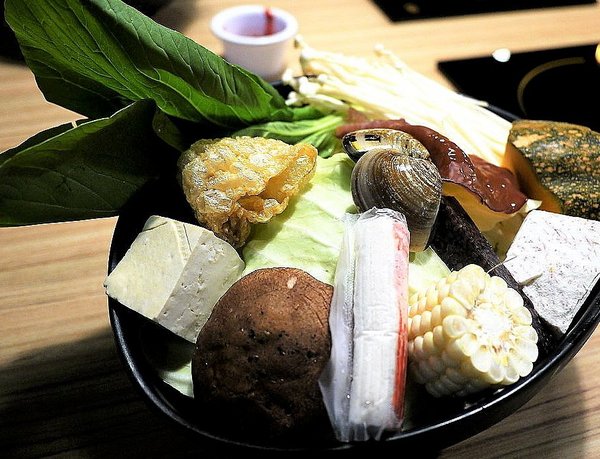 鮮入圍煮-精緻鍋物：【板橋/火鍋】 鮮入圍煮-精緻鍋物，活波士頓龍蝦鍋，活沙公鍋～滿滿的頂級海鮮～文末有完整菜單