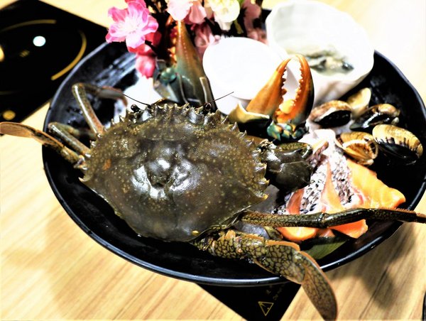 鮮入圍煮-精緻鍋物：【板橋/火鍋】 鮮入圍煮-精緻鍋物，活波士頓龍蝦鍋，活沙公鍋～滿滿的頂級海鮮～文末有完整菜單