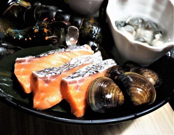 鮮入圍煮-精緻鍋物：【板橋/火鍋】 鮮入圍煮-精緻鍋物，活波士頓龍蝦鍋，活沙公鍋～滿滿的頂級海鮮～文末有完整菜單
