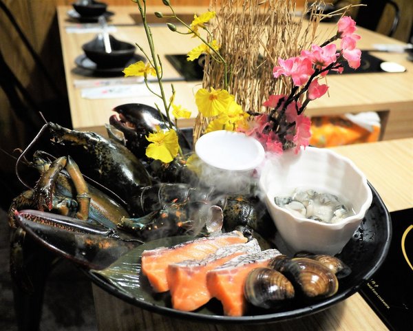 鮮入圍煮-精緻鍋物：【板橋/火鍋】 鮮入圍煮-精緻鍋物，活波士頓龍蝦鍋，活沙公鍋～滿滿的頂級海鮮～文末有完整菜單