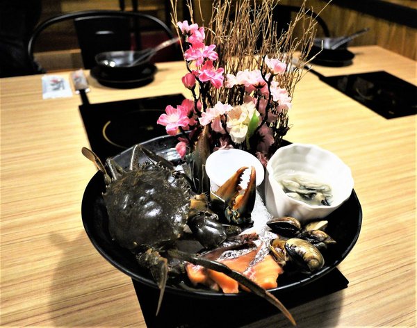鮮入圍煮-精緻鍋物：【板橋/火鍋】 鮮入圍煮-精緻鍋物，活波士頓龍蝦鍋，活沙公鍋～滿滿的頂級海鮮～文末有完整菜單