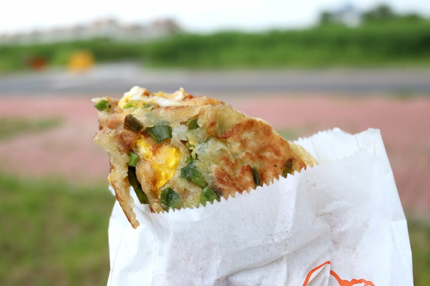 台南蔥油餅／無名小攤飄香30多年／下午才營業只賣4.5小時／限量供應假日2小時完售／自製麵糰現點現煎／在地人下午茶就愛這一味