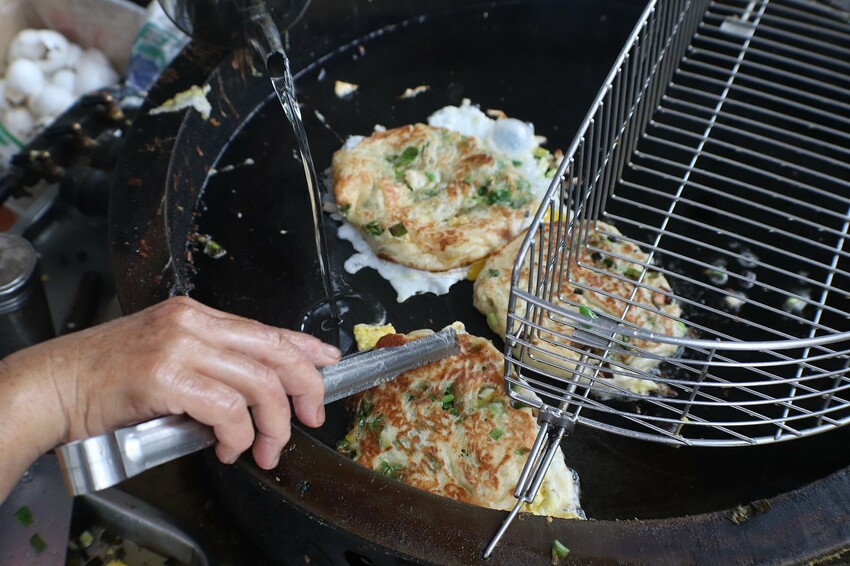 台南蔥油餅／無名小攤飄香30多年／下午才營業只賣4.5小時／限量供應假日2小時完售／自製麵糰現點現煎／在地人下午茶就愛這一味