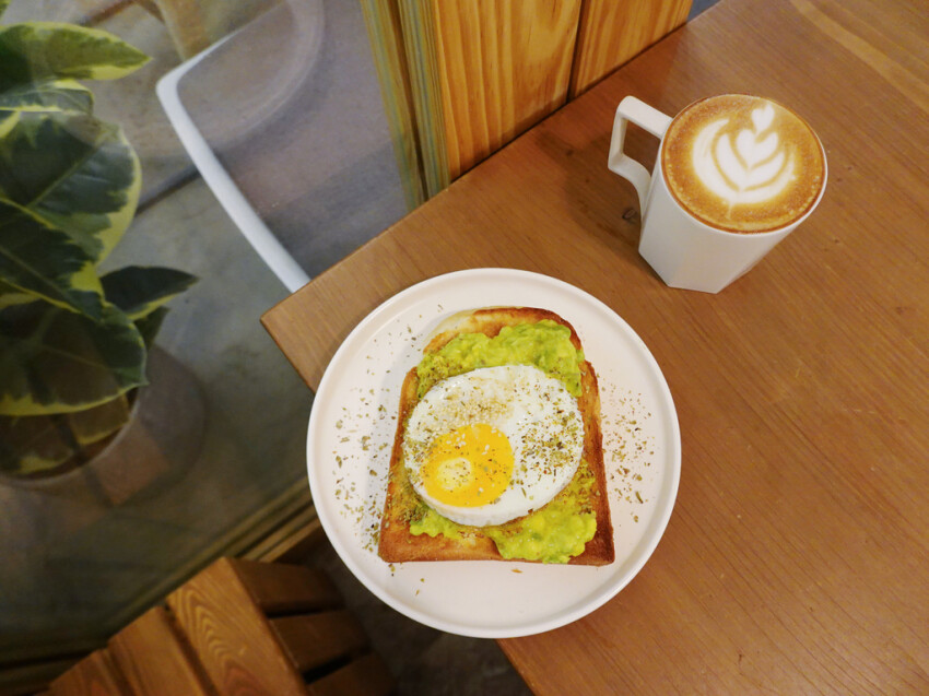 新北新店—墨啡商行｜有一種簡單 是一片吐司配上一杯拿鐵｜七張站、寶橋路、北新國小