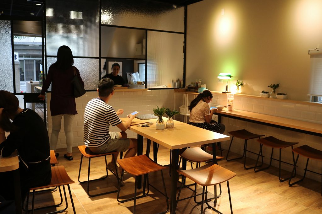 台南｜小ㄚ鳳 浮水魚焿．煎餃 老店新傳承 人氣小吃新面貌 - 奇奇一起玩樂趣