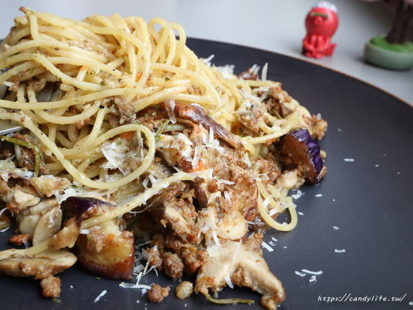 初米咖啡 Choose Me Cafe&Meals(台中一中店)：台中美食│初米咖啡 Choose Me Cafe&Meals〃一中商圈IG人氣打卡咖啡館，超Q荷包蛋抹茶塔，還有超美油畫戚風蛋糕～