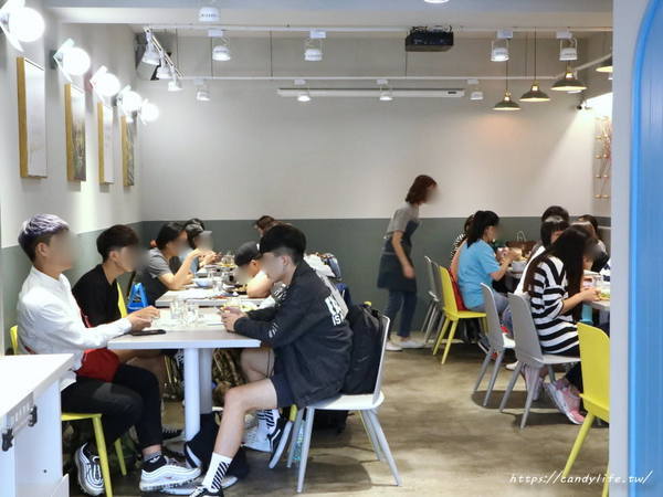 初米咖啡 Choose Me Cafe&Meals(台中一中店)：台中美食│初米咖啡 Choose Me Cafe&Meals〃一中商圈IG人氣打卡咖啡館，超Q荷包蛋抹茶塔，還有超美油畫戚風蛋糕～