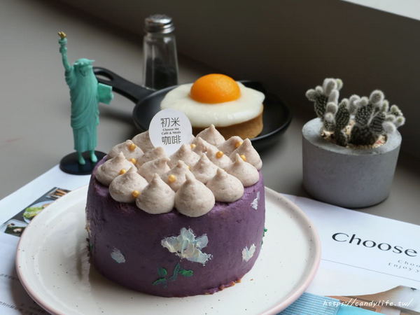 初米咖啡 Choose Me Cafe&Meals(台中一中店)：台中美食│初米咖啡 Choose Me Cafe&Meals〃一中商圈IG人氣打卡咖啡館，超Q荷包蛋抹茶塔，還有超美油畫戚風蛋糕～