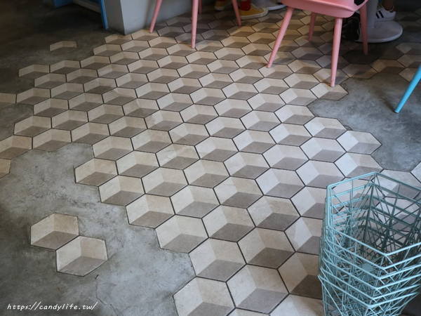 初米咖啡 Choose Me Cafe&Meals(台中一中店)：台中美食│初米咖啡 Choose Me Cafe&Meals〃一中商圈IG人氣打卡咖啡館，超Q荷包蛋抹茶塔，還有超美油畫戚風蛋糕～