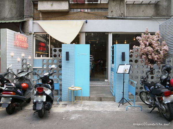 初米咖啡 Choose Me Cafe&Meals(台中一中店)：台中美食│初米咖啡 Choose Me Cafe&Meals〃一中商圈IG人氣打卡咖啡館，超Q荷包蛋抹茶塔，還有超美油畫戚風蛋糕～