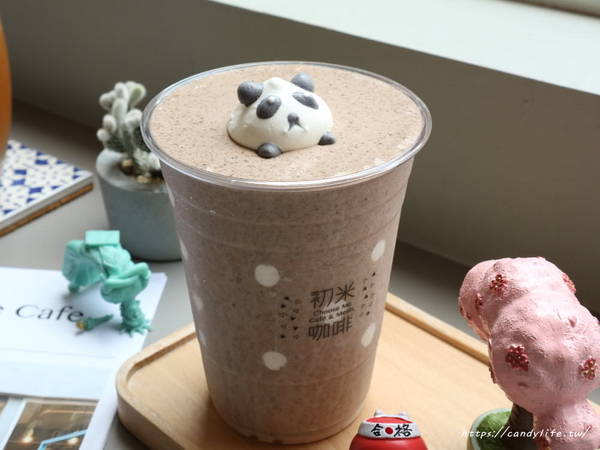 初米咖啡 Choose Me Cafe&Meals(台中一中店)：台中美食│初米咖啡 Choose Me Cafe&Meals〃一中商圈IG人氣打卡咖啡館，超Q荷包蛋抹茶塔，還有超美油畫戚風蛋糕～