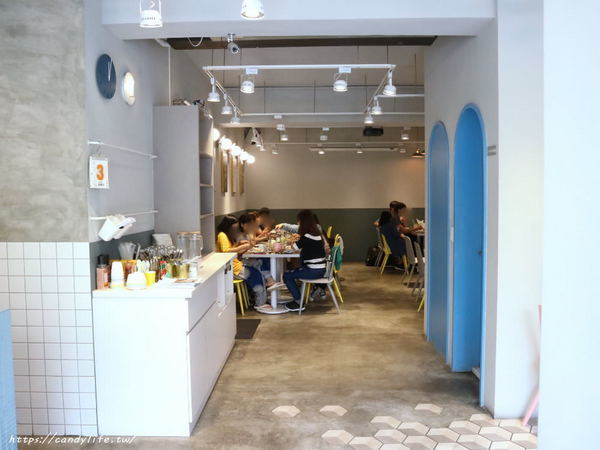 初米咖啡 Choose Me Cafe&Meals(台中一中店)：台中美食│初米咖啡 Choose Me Cafe&Meals〃一中商圈IG人氣打卡咖啡館，超Q荷包蛋抹茶塔，還有超美油畫戚風蛋糕～