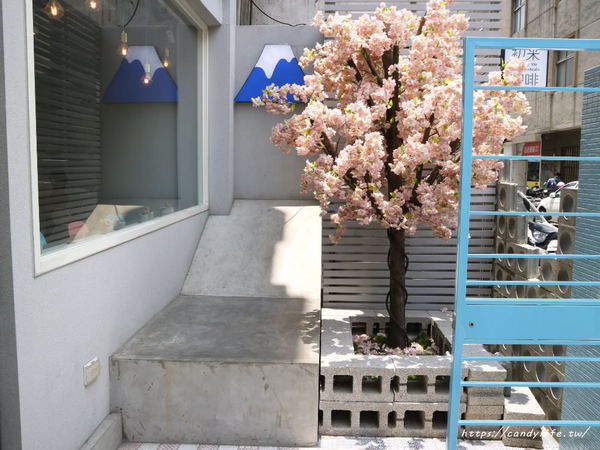 初米咖啡 Choose Me Cafe&Meals(台中一中店)：台中美食│初米咖啡 Choose Me Cafe&Meals〃一中商圈IG人氣打卡咖啡館，超Q荷包蛋抹茶塔，還有超美油畫戚風蛋糕～