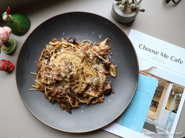 初米咖啡 Choose Me Cafe&Meals(台中一中店)：台中美食│初米咖啡 Choose Me Cafe&Meals〃一中商圈IG人氣打卡咖啡館，超Q荷包蛋抹茶塔，還有超美油畫戚風蛋糕～