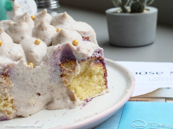 初米咖啡 Choose Me Cafe&Meals(台中一中店)：台中美食│初米咖啡 Choose Me Cafe&Meals〃一中商圈IG人氣打卡咖啡館，超Q荷包蛋抹茶塔，還有超美油畫戚風蛋糕～