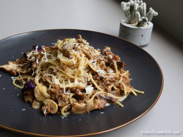 初米咖啡 Choose Me Cafe&Meals(台中一中店)：台中美食│初米咖啡 Choose Me Cafe&Meals〃一中商圈IG人氣打卡咖啡館，超Q荷包蛋抹茶塔，還有超美油畫戚風蛋糕～