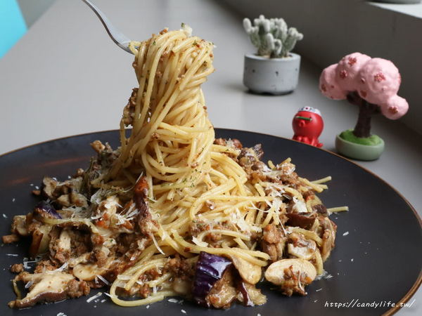 初米咖啡 Choose Me Cafe&Meals(台中一中店)：台中美食│初米咖啡 Choose Me Cafe&Meals〃一中商圈IG人氣打卡咖啡館，超Q荷包蛋抹茶塔，還有超美油畫戚風蛋糕～