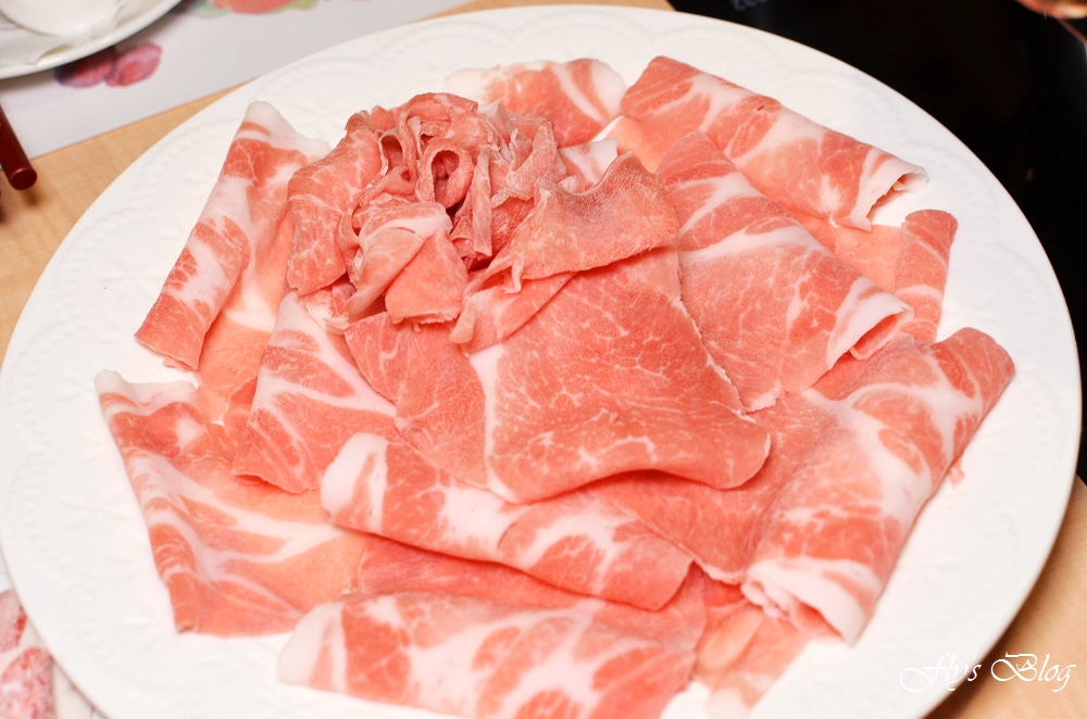 女當家極緻鍋功夫麵,極推養生藥膳鍋,鮮蔬菇盤的蔬菜讓人吃得好開心啊!