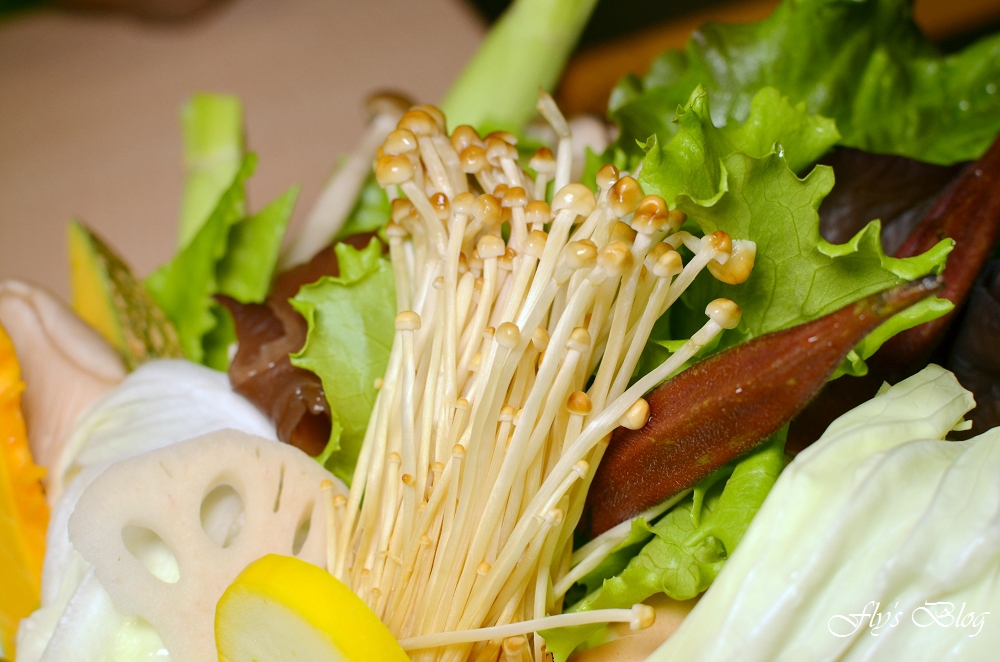 女當家極緻鍋功夫麵,極推養生藥膳鍋,鮮蔬菇盤的蔬菜讓人吃得好開心啊!