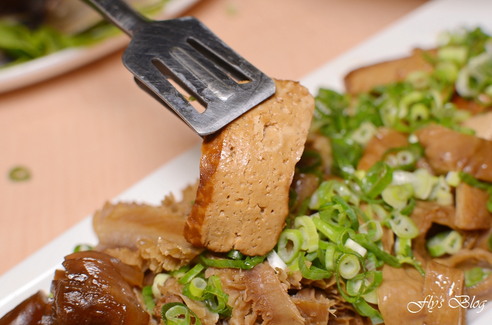 女當家極緻鍋功夫麵,極推養生藥膳鍋,鮮蔬菇盤的蔬菜讓人吃得好開心啊!