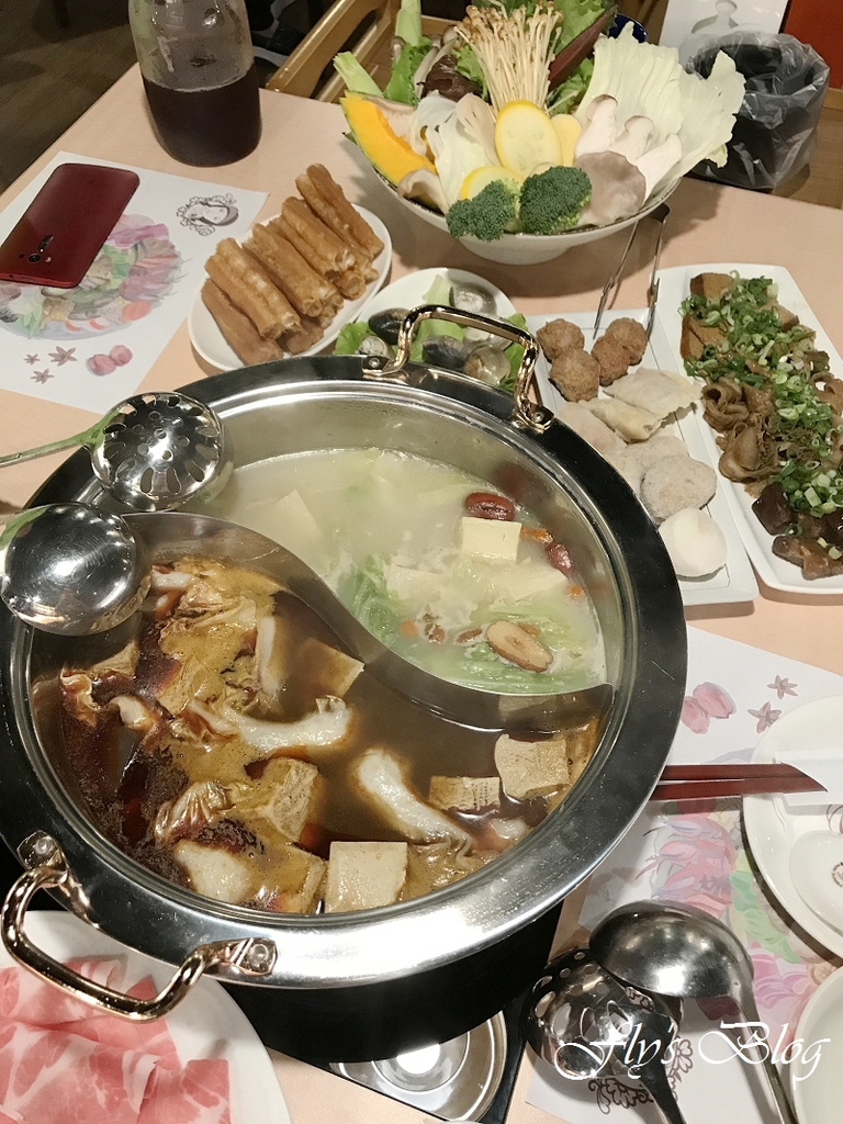 女當家極緻鍋功夫麵,極推養生藥膳鍋,鮮蔬菇盤的蔬菜讓人吃得好開心啊!