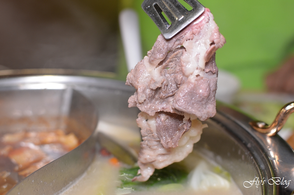 女當家極緻鍋功夫麵,極推養生藥膳鍋,鮮蔬菇盤的蔬菜讓人吃得好開心啊!