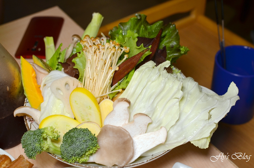 女當家極緻鍋功夫麵,極推養生藥膳鍋,鮮蔬菇盤的蔬菜讓人吃得好開心啊!