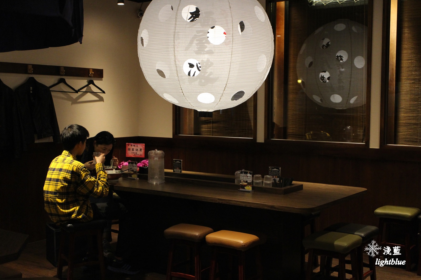 機捷A8站龜山林口長庚醫院美食：麵屋。濃 林口長庚店～走入日本場景，販賣機點餐客製化你的專屬拉麵