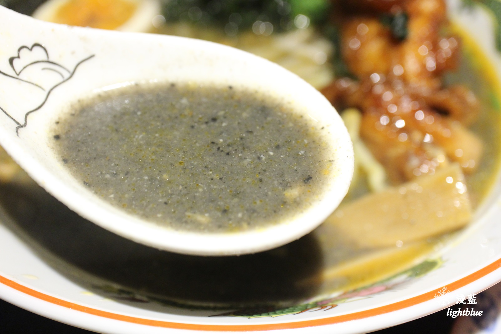 機捷A8站龜山林口長庚醫院美食：麵屋。濃 林口長庚店～走入日本場景，販賣機點餐客製化你的專屬拉麵